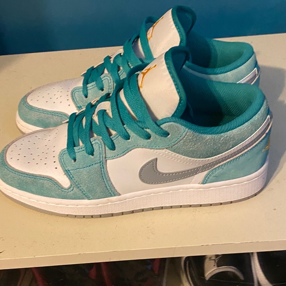 Nike Jordan Retro 1 Low size 6Y or women’s 7.5 Teal, white and grey.